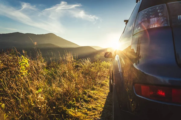 Car Traveling Mountain Road Blue Sky Sun — Stock Photo, Image