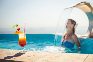 kokteyl ile havuz rahatlatıcı kadın