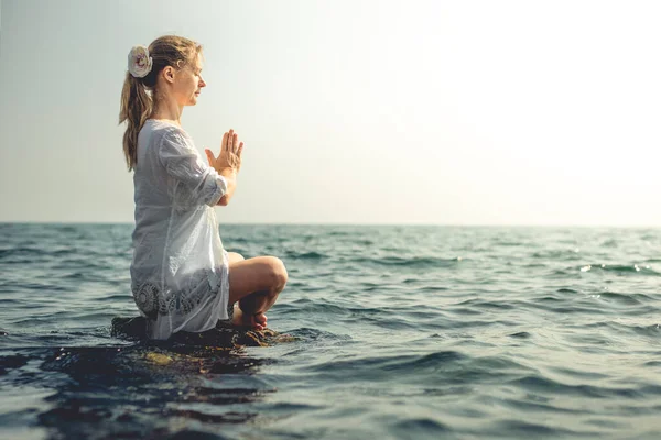 Serenità Yoga Praticando Mare — Foto Stock