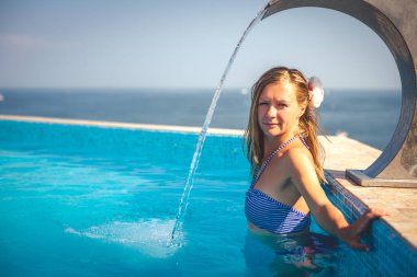 Havuzda dinlenen kadın şelalenin altında kalıyor.