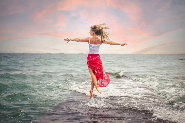 Χαρούμενο Όμορφο Κορίτσι Που Πηδάει Στη Θάλασσα Ηλιοβασίλεμα — Φωτογραφία Αρχείου