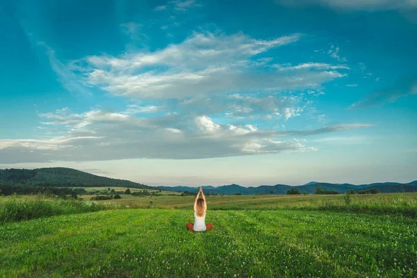Woman Doing Yoga Green Grass Top Mountain Beautiful View Sunset — 图库照片