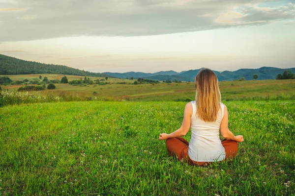 Woman Doing Yoga Green Grass Top Mountain Beautiful View Sunset — Fotografia de Stock