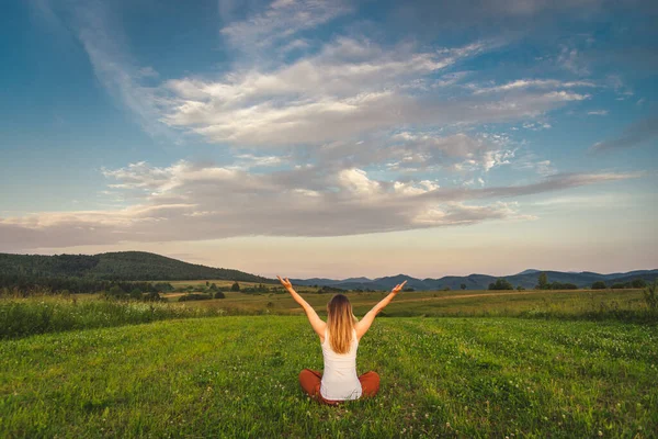 Woman Doing Yoga Green Grass Top Mountain Beautiful View Sunset — Stockfoto