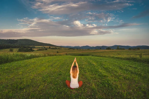 Woman Doing Yoga Green Grass Top Mountain Beautiful View Sunset — Stock Photo, Image