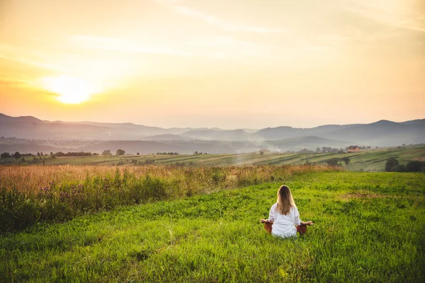 Woman Doing Yoga Green Grass Top Mountain Beautiful View Sunset — Foto Stock