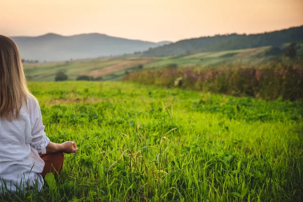 Woman Doing Yoga Green Grass Top Mountain Beautiful View Sunset — Zdjęcie stockowe