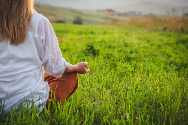 Vrouw Doet Yoga Het Groene Gras Top Van Berg Met — Stockfoto