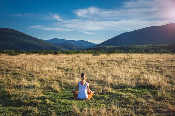 Dağın Tepesindeki Yeşil Çimlerde Yoga Yapan Güzel Manzaralı Bir Kadın — Stok fotoğraf