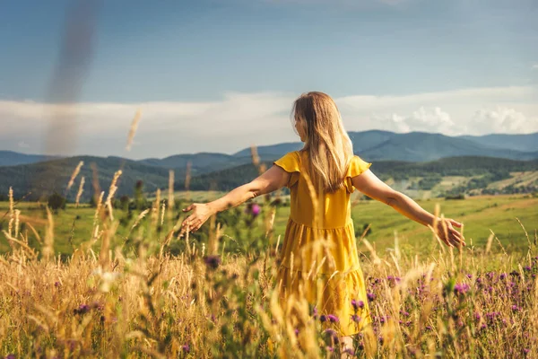 Woman Yellow Dress Staying Green Meadow Mountain Carpathians — Fotografia de Stock