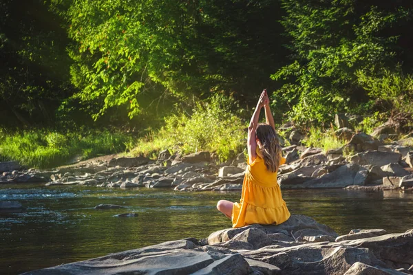 Dağın Tepesindeki Yeşil Çimlerde Yoga Yapan Kadın Gün Batımında Güzel — Stok fotoğraf