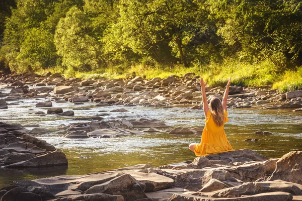 Dağın Tepesindeki Yeşil Çimlerde Yoga Yapan Kadın Gün Batımında Güzel — Stok fotoğraf