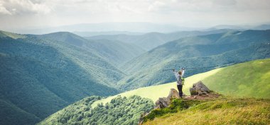 Dağlarda hiking sırt çantası olmadan genç kadın