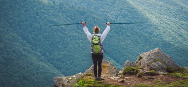 Dağlarda hiking sırt çantası olmadan genç kadın