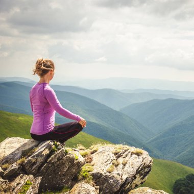 genç kadın meditasyon dağın
