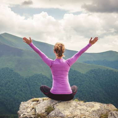 genç kadın meditasyon dağın