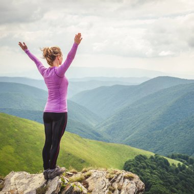 genç kadın meditasyon dağın