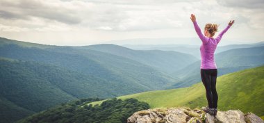 genç kadın meditasyon dağın