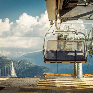 Dağ kayak merkezinde teleferik, yeşil orman. Alpler. İtalya