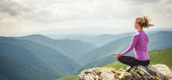 Genç Kadın Meditasyon Dağın — Stok fotoğraf