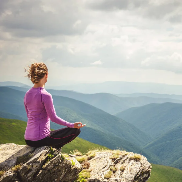 若い女性は山の頂上に瞑想します — ストック写真
