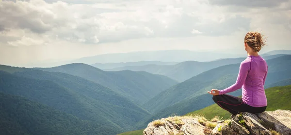 Молодая Женщина Медитирует Вершине Горы — стоковое фото
