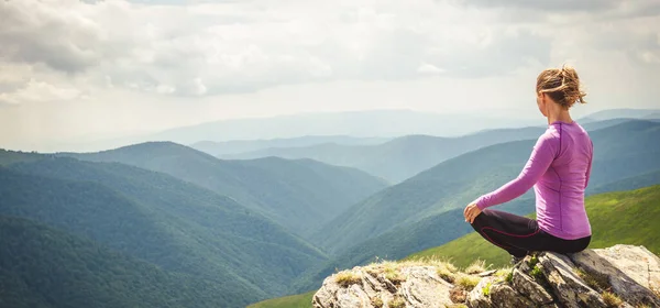 若い女性は山の頂上に瞑想します — ストック写真