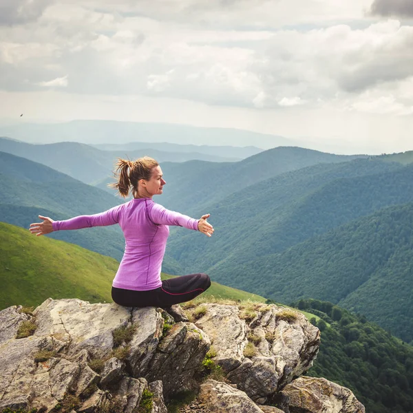Jovem Mulher Meditar Topo Montanha — Fotografia de Stock