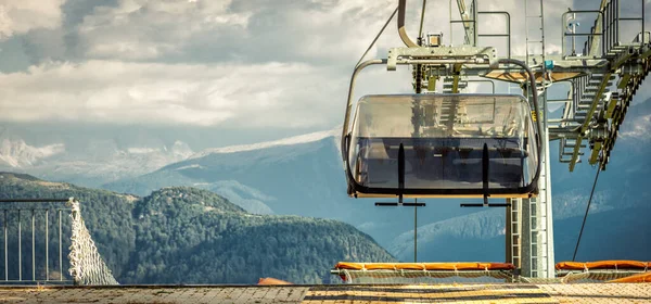 Gondola Wyciąg Narciarski Górskim Ośrodku Narciarskim Zielony Las Alpach Włochy — Zdjęcie stockowe