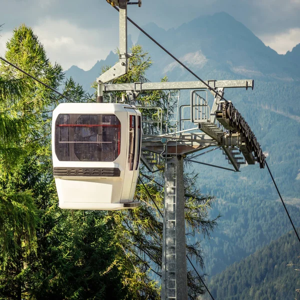 Gondola Ski Lift Mountain Ski Resort Green Forest Alps Italy — Stock fotografie
