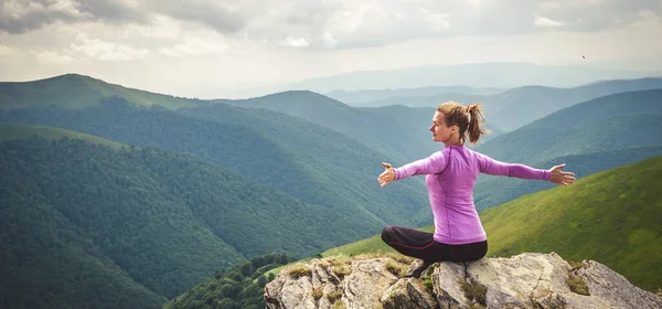 Junge Frau Meditiert Auf Dem Gipfel Des Berges Stockbild