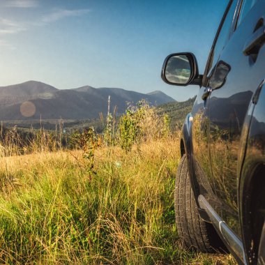 Dağ yolunda seyahat etmek için bir araba. Mavi gökyüzü