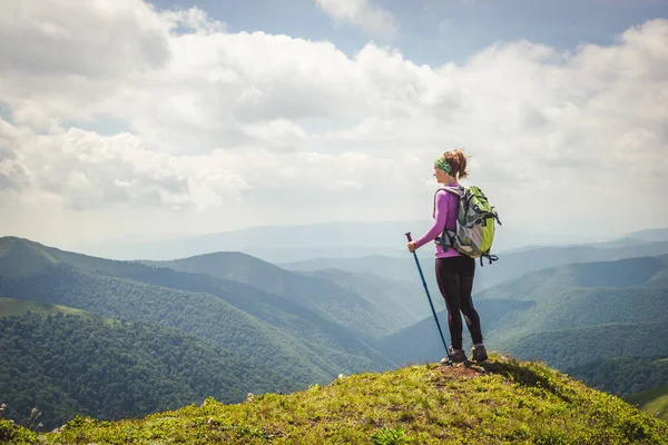 Giovane Donna Con Zaino Escursionismo Montagna — Foto Stock