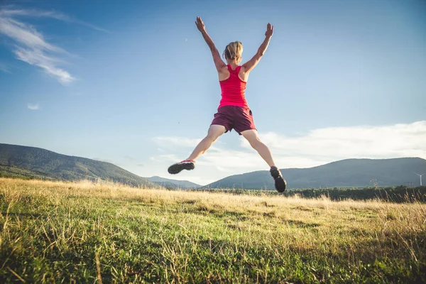 Mujer Joven Saltando Cima Las Montañas — Foto de Stock