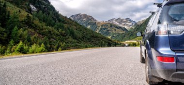 Araba ile bir dağ yolu ile seyahat kutusu