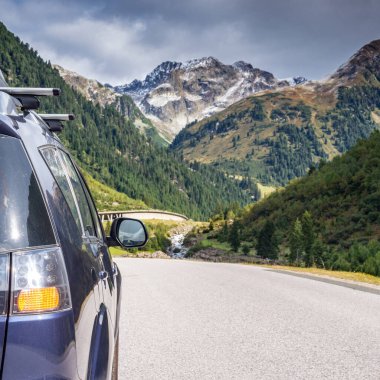 Araba ile bir dağ yolu ile seyahat kutusu