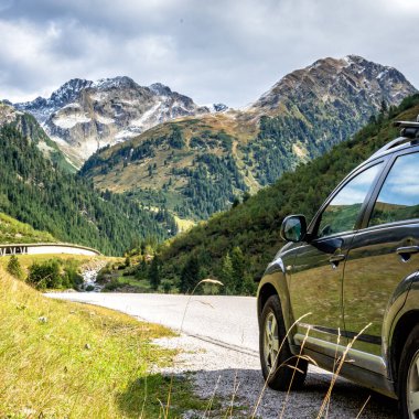 Araba ile bir dağ yolu ile seyahat kutusu