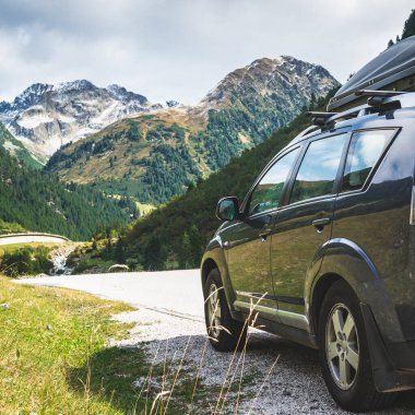 Araba ile bir dağ yolu ile seyahat kutusu