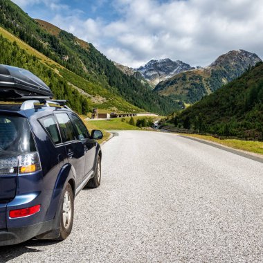Araba ile bir dağ yolu ile seyahat kutusu