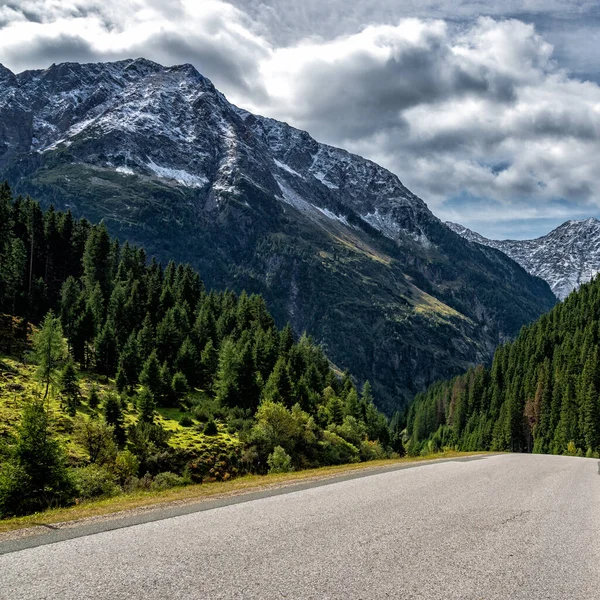 Проселочная Дорога Облака Снежная Гора Австрия — стоковое фото