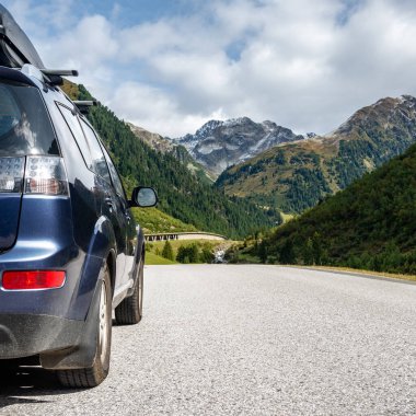 Araba ile bir dağ yolu ile seyahat kutusu