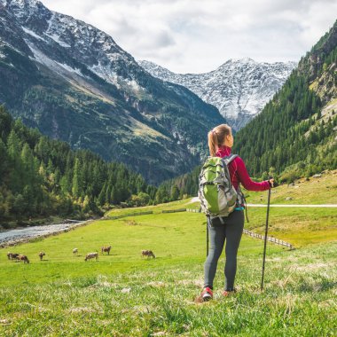 Dağlarda hiking sırt çantası olan kadın. Alpler