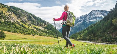 Dağlarda hiking sırt çantası olan kadın. Alpler