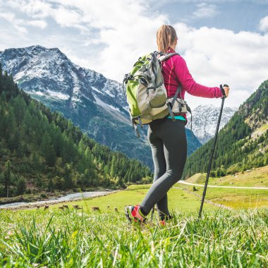 Dağlarda hiking sırt çantası olan kadın. Alpler