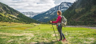 Dağlarda hiking sırt çantası olan kadın. Alpler