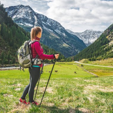 Dağlarda hiking sırt çantası olan kadın. Alpler