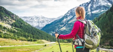 Dağlarda hiking sırt çantası olan kadın. Alpler