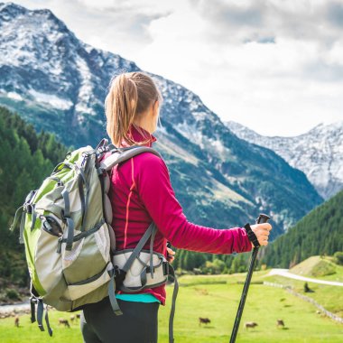 Dağlarda hiking sırt çantası olan kadın. Alpler