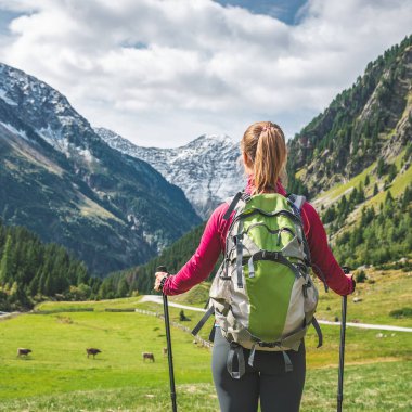 Dağlarda hiking sırt çantası olan kadın. Alpler