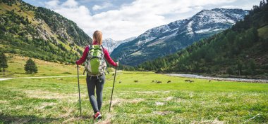 Dağlarda hiking sırt çantası olan kadın. Alpler
